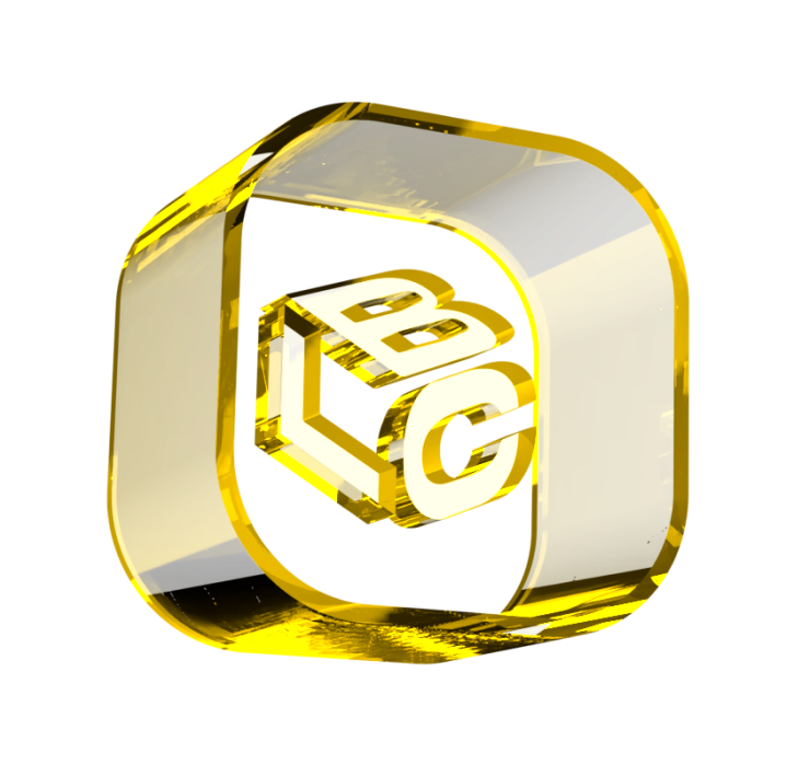 Cubo dourado com as letras B, L, C em relevo dentro de um anel transparente.