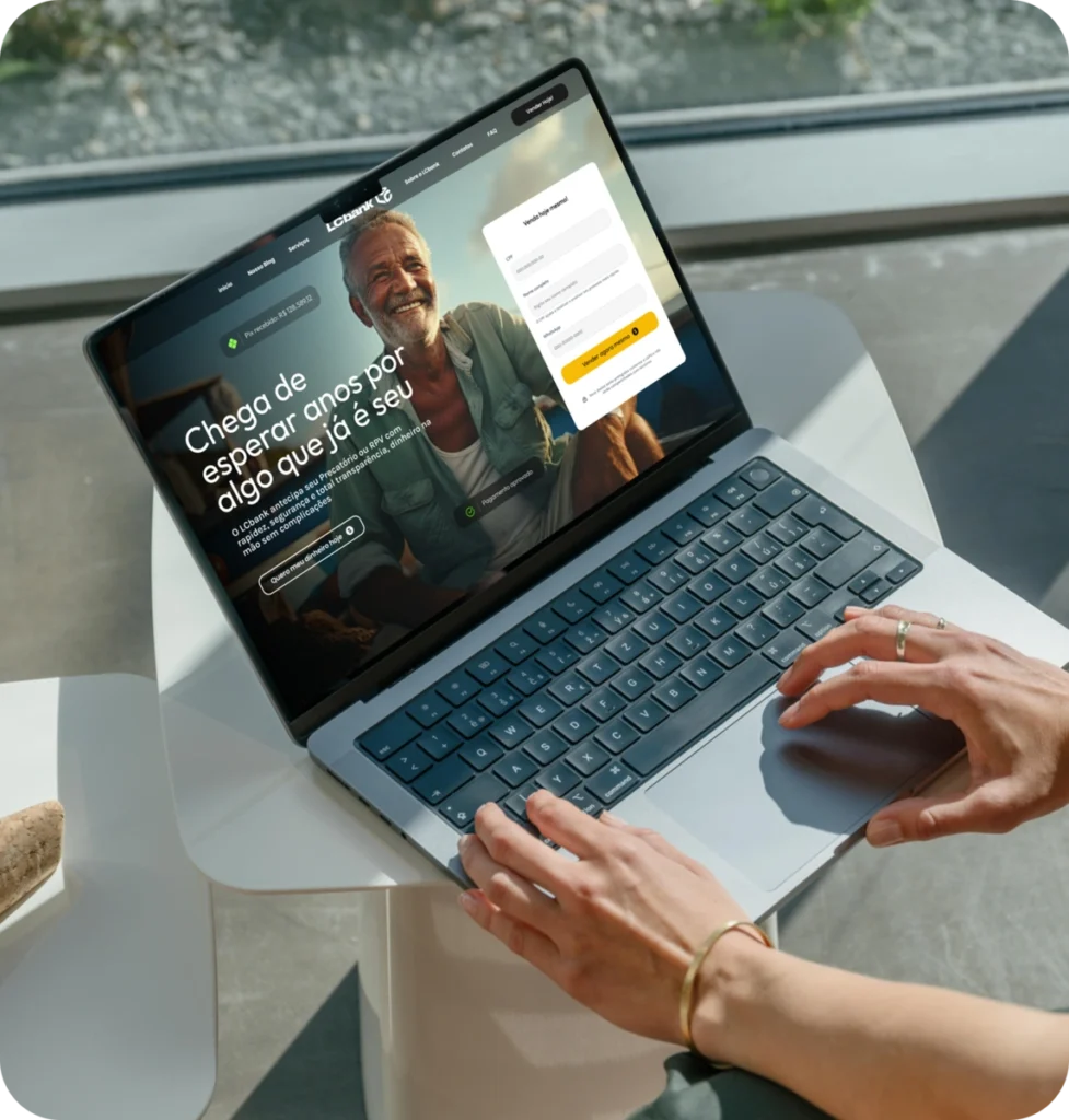 Laptop exibindo site do LG Bank com homem sorrindo